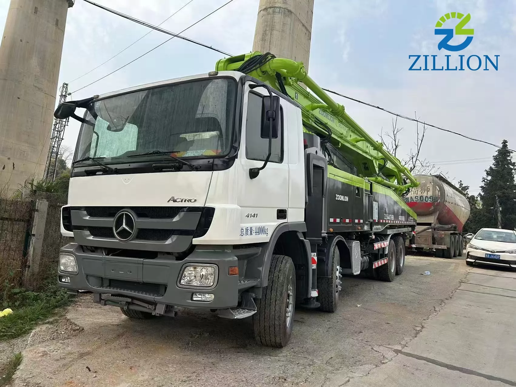 High Quality 2012 Zoomlion Boom Pump 56m Truck- mounted Concrete Pump Car on Benz Chassis